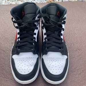 Jordan 1 Mid ‘Chile’